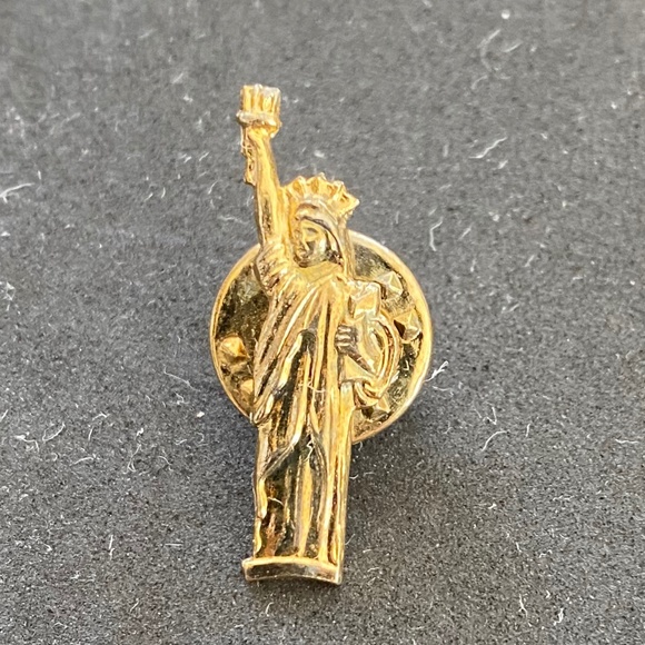Vintage Statue of Liberty Pin brooch - Picture 1 of 1
